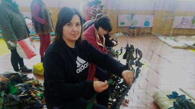 "Тут спокійніше". У громаді на Вінниччині плетуть маскувальні сітки