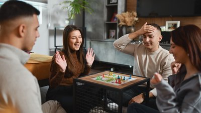 Компанія людей грають у настільні ігри 