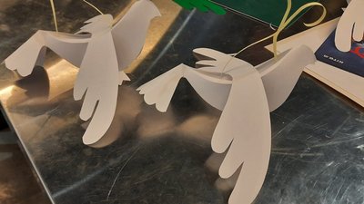 Замість ракет — голуби миру. В Івано-Франківську діти малюють картини для воїнів