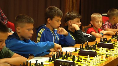 У Житомирі 20 дітей одночасно грали в шахи з міжнародним майстром Ігорем Випханюком