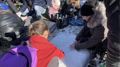 Планують передати у столицю. В Ужгороді волонтери готують коктейлі Молотова Планують передати у столицю. В Ужгороді волонтери готують коктейлі Молотова