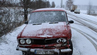 На Житомирщині автомобіль, який тягнули на буксирі, спричинив ДТП – один із водіїв у лікарні На Житомирщині автомобіль, який тягнули на буксирі, спричинив ДТП – один із водіїв у лікарні
