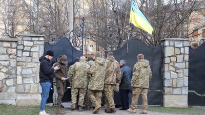 Зі сварками й сутичками. У Франківську віряни ПЦУ прийшли на перше богослужіння у храм на Довженка, що належав УПЦ МП Зі сварками й сутичками. У Франківську віряни ПЦУ прийшли на перше богослужіння у храм на Довженка, що належав УПЦ МП
