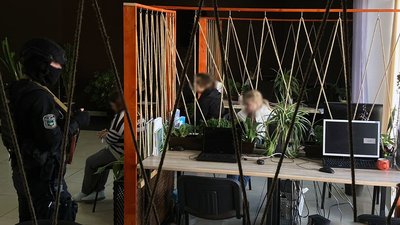Пропонували влаштувати на роботу за кордоном: у Житомирі затримали групу осіб Пропонували влаштувати на роботу за кордоном: у Житомирі затримали групу осіб