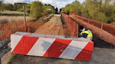 На частині обваленого моста на дорозі "Львів-Луцьк" облаштували пішохідний перехід На частині обваленого моста на дорозі "Львів-Луцьк" облаштували пішохідний перехід
