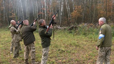 У Чернігові попрощалися з бійцем тероборони, який загинув під час авіаудару школи на Подусівці У Чернігові попрощалися з бійцем тероборони, який загинув під час авіаудару школи на Подусівці