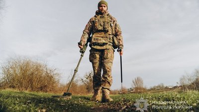 Втратив дім у Сіверськодонецьку і переїхав з дружиною на Волинь: історія поліцейського-вибухотехніка