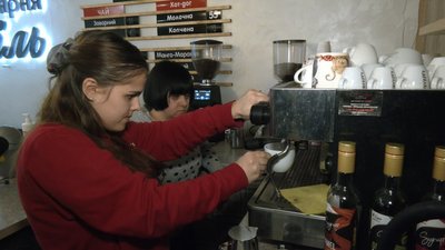 "Один день на роботі". У Кропивницькому люди з синдромом Дауна попрацювали у кав'ярні "Один день на роботі". У Кропивницькому люди з синдромом Дауна попрацювали у кав'ярні