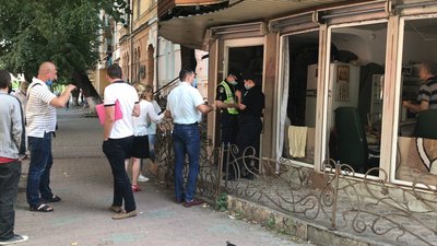 З балончика по перехожих та поліції. У центрі Франківська жінка бореться за своє приміщення З балончика по перехожих та поліції. У центрі Франківська жінка бореться за своє приміщення