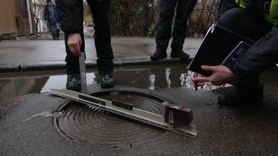 У Рівному патрульні вимірювали ями на дорогах У Рівному патрульні вимірювали ями на дорогах