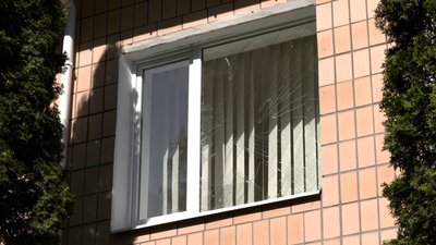 Розбите вікно у Чернігівській райлікарні після ракетного удару 17 квітня, відновлення