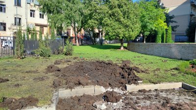 Окупанти РФ поцілили у двір Харківського університету міського господарства — фото наслідків Окупанти РФ поцілили у двір Харківського університету міського господарства — фото наслідків
