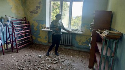 Олена показала ще один кабінет будинку культури. Там посипалась штукатурка зі стін та стелі, 21 серпня 2023. Олена показала ще один кабінет будинку культури. Там посипалась штукатурка зі стін та стелі, 21 серпня 2023.