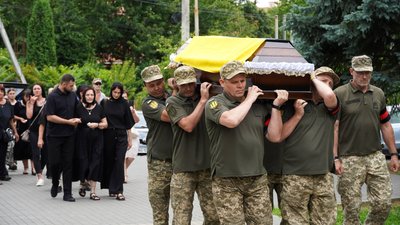 В Ужгороді попрощалися із полеглим захисником Юрієм Легезою В Ужгороді попрощалися із полеглим захисником Юрієм Легезою