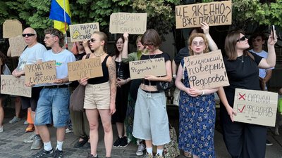 В Ужгороді триває акція проти відставки Федорова з посади міністра оборони В Ужгороді триває акція проти відставки Федорова з посади міністра оборони
