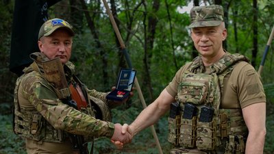 Олександр Сирський вручив Богдану Гавриловичу нагрудний знак "Хрест Хоробрих"