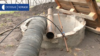 В Черкасах ремонтують головний колектор, який підтопило В Черкасах ремонтують головний колектор, який підтопило