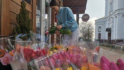 Тисяча тюльпанів та троянд: у Полтаві волонтери продають квіти, щоб купити бінокуляр військовим Тисяча тюльпанів та троянд: у Полтаві волонтери продають квіти, щоб купити бінокуляр військовим