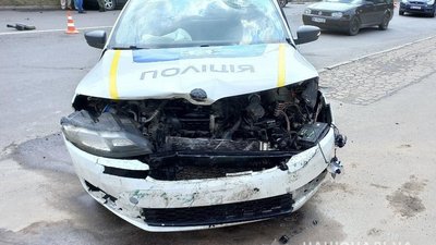 На Рівненщині водій легковика втікав від поліції. У результаті — травмував патрульного На Рівненщині водій легковика втікав від поліції. У результаті — травмував патрульного
