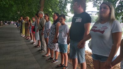 Найбільший живий замкнений ланцюг: в Ужгороді 2 437 людей встановили рекорд України