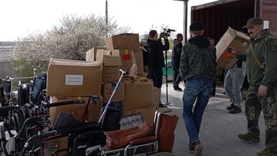 Волонтери розвантажують допомогу з-за кордону Волонтери розвантажують допомогу з-за кордону