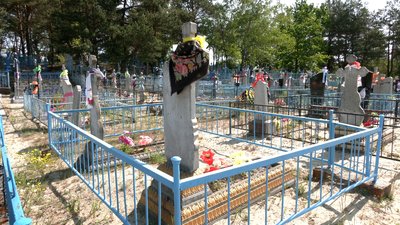 Рушники, фартушки, або хустки: як на Рівненському Поліссі бережуть традицію вбирання могильних хрестів Рушники, фартушки, або хустки: як на Рівненському Поліссі бережуть традицію вбирання могильних хрестів