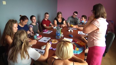 У Житомирі мам, які виховують дітей із інвалідністю, навчали плести екоторбини
