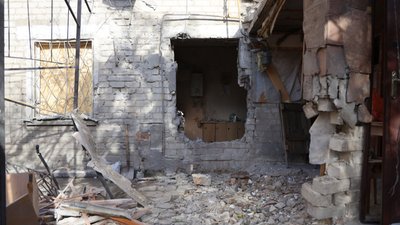 Херсон, обстріли РФ, стіна, будинок