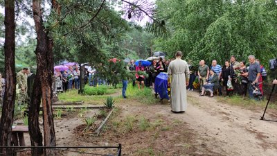 "Дитина досі не знає": на Полтавщині у Терешківській ТГ поховали бійця Дмитра Христиченка "Дитина досі не знає": на Полтавщині у Терешківській ТГ поховали бійця Дмитра Христиченка