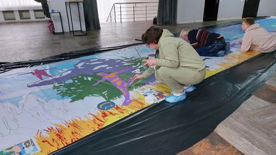 "Можна стати каменем": родичі загиблих військових створили на їх честь картину у Сумах "Можна стати каменем": родичі загиблих військових створили на їх честь картину у Сумах