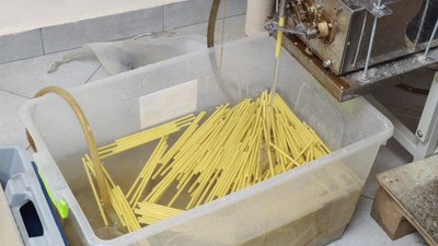 У Тернополі харківський винахідник робить свічки для храму на власному обладнанні У Тернополі харківський винахідник робить свічки для храму на власному обладнанні