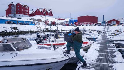 Рибалка у Гавані Нуука, Гренландія, 13 січня 2026 року