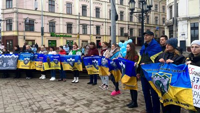 "Полон вбиває". У Чернівцях рідні зниклих безвісти та полонених військових влаштували мирну акцію. "Полон вбиває". У Чернівцях рідні зниклих безвісти та полонених військових влаштували мирну акцію.