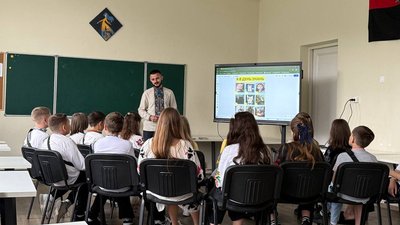 Ігор Дусан проводить перший урок для школярів
