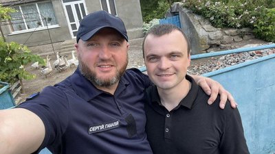Сергій Гамалій з військовослужбовцем ЗСУ, Героєм України Дмитром Чавалахом з Хмельниччини. Сергій Гамалій з військовослужбовцем ЗСУ, Героєм України Дмитром Чавалахом з Хмельниччини.