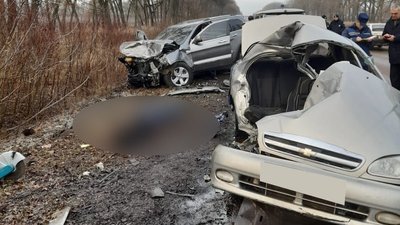 Три автівки зіштовхнулись на Сумщині: дві людини загинули, дві у лікарні (фото)