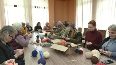 Теплі вітання з дому: у черкаському музеї плетуть шкарпетки для ЗСУ
