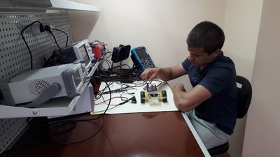 Викладачі вишу навчають маріупольських школярів основам електроніки та програмування Викладачі вишу навчають маріупольських школярів основам електроніки та програмування