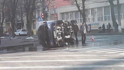 ДТП у центрі Хмельницького: на пішохідному переході перекинулась вантажівка ДТП у центрі Хмельницького: на пішохідному переході перекинулась вантажівка