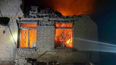 Пожежа в адмінбудівлі у Великому Бурлуку, куди влучив російський безпілотник, 11 квітня 2026 року Пожежа в адмінбудівлі у Великому Бурлуку, куди влучив російський безпілотник, 11 квітня 2026 року