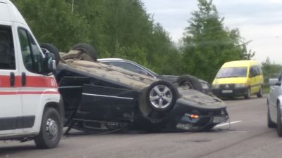 В аварії під Франківськом перевернулось авто В аварії під Франківськом перевернулось авто