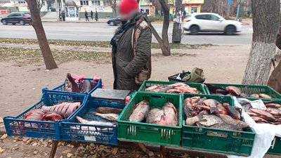 Продавали рибу без документів: поліцейські у Херсоні перевірили ринки Продавали рибу без документів: поліцейські у Херсоні перевірили ринки