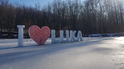 "Зимова казка" у громаді на Вінниччині: як місцеві ліпили скульптури зі снігу