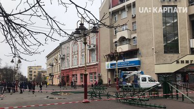 На Вічевому майдані в Івано-Франківську встановлюють ялинку