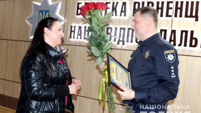 У поліції Рівненщини нагородили рівнян, які допомогли затримати озброєного злочинця У поліції Рівненщини нагородили рівнян, які допомогли затримати озброєного злочинця