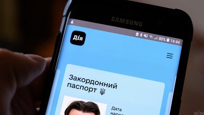 Зеленський підписав закон, який прирівнює електронні паспорти до паперових