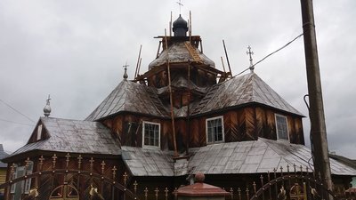 З металопластиком та хрестами з нержавійки. На Прикарпатті реставрують 200-літній храм З металопластиком та хрестами з нержавійки. На Прикарпатті реставрують 200-літній храм