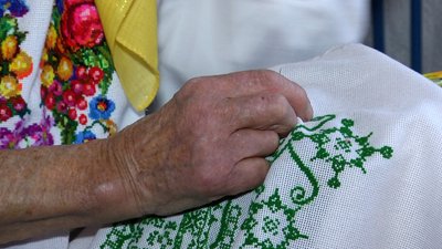 На Житомирщині близько тисячі рушників та картин вишили три жительки села Кашперівка На Житомирщині близько тисячі рушників та картин вишили три жительки села Кашперівка