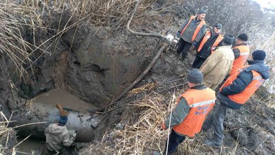 Ремонтні бригади продовжують ліквідувати аварію на водогоні "Горлівка-Торецьк" Ремонтні бригади продовжують ліквідувати аварію на водогоні "Горлівка-Торецьк"