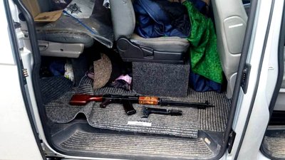 Кулемет, автомати та гранати. На Дніпропетровщині правоохоронці вилучили у містянина зброю та боєприпаси
